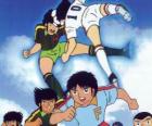 Футболисты в футбольном матче от капитана Tsubasa